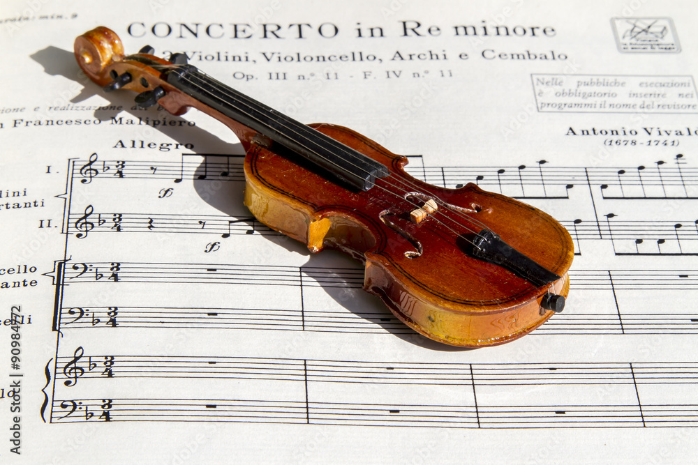 violín sobre pentagrama Stock Photo | Adobe Stock