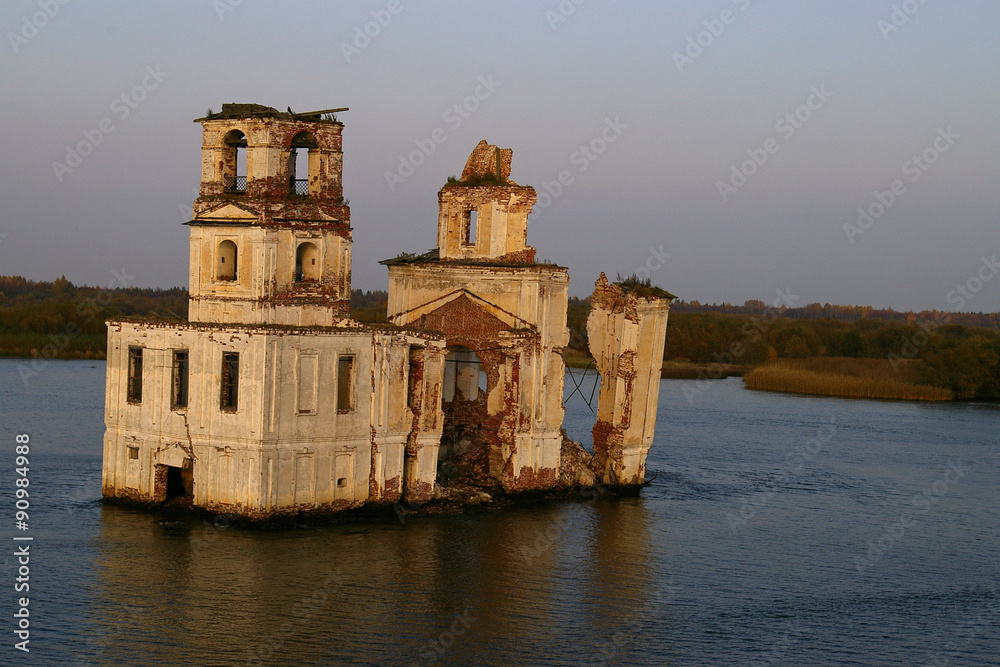 Die versunkene Kirche von Krochino im weißen See