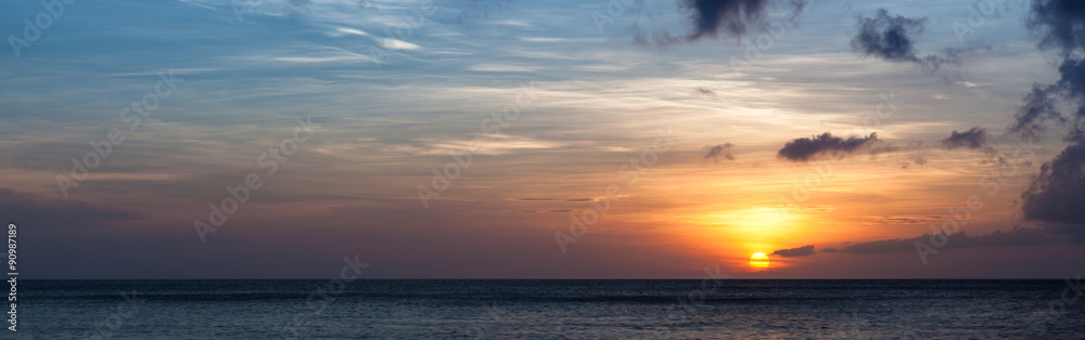 Setting sun over ocean horizon panorama