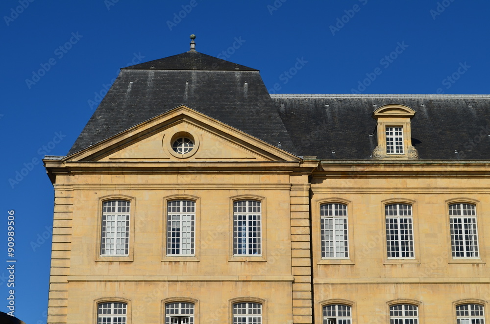 Toiture et façade d'immeuble.