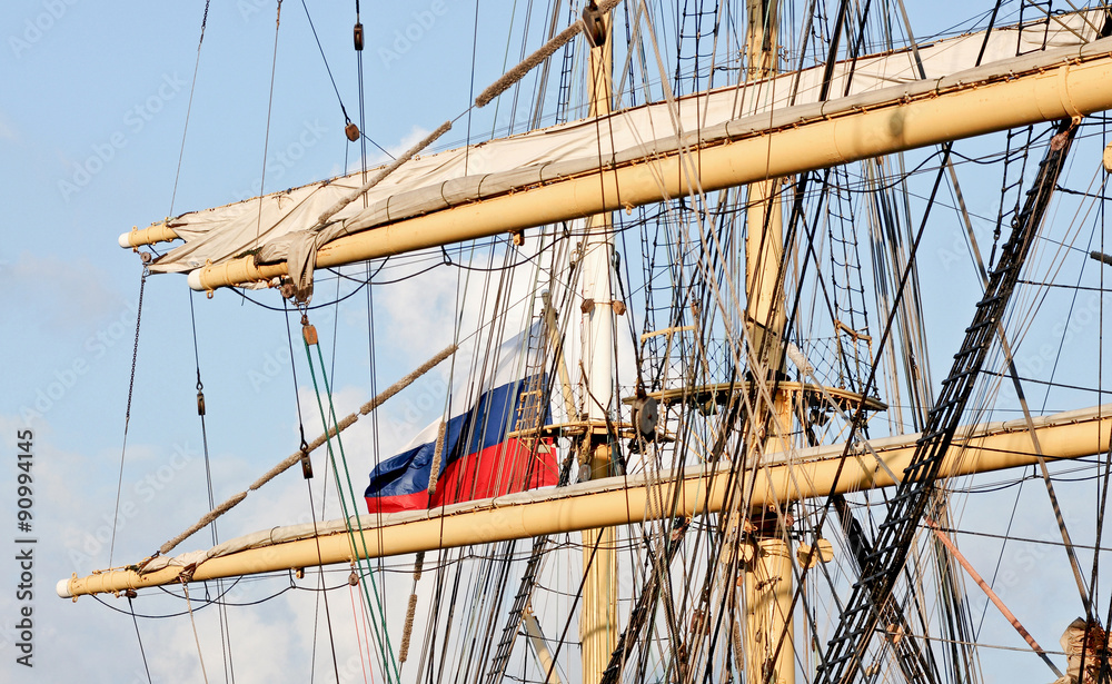 Obraz premium Un veliero battente bandiera russa