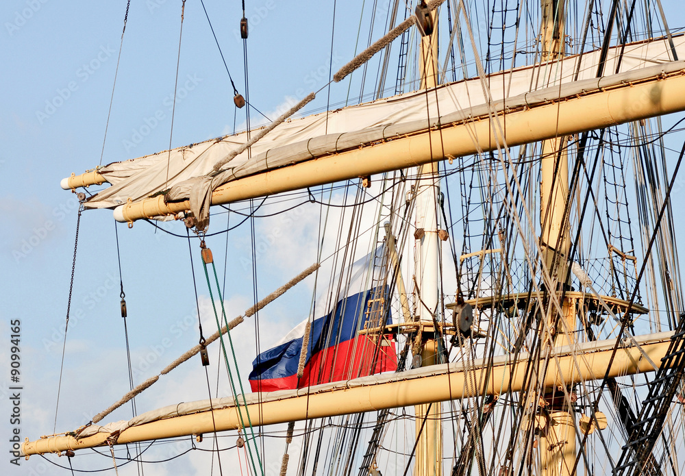 Obraz premium Un veliero battente bandiera russa 
