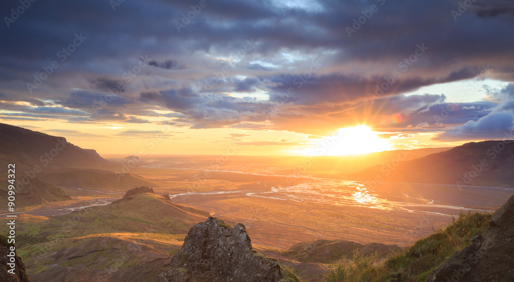 Obraz premium Tranquil and cloudy sunrise on mountaintop Valahnùkur in Pórsmörk, Iceland.