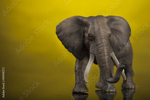 Elefante giocattolo su sfondo giallo