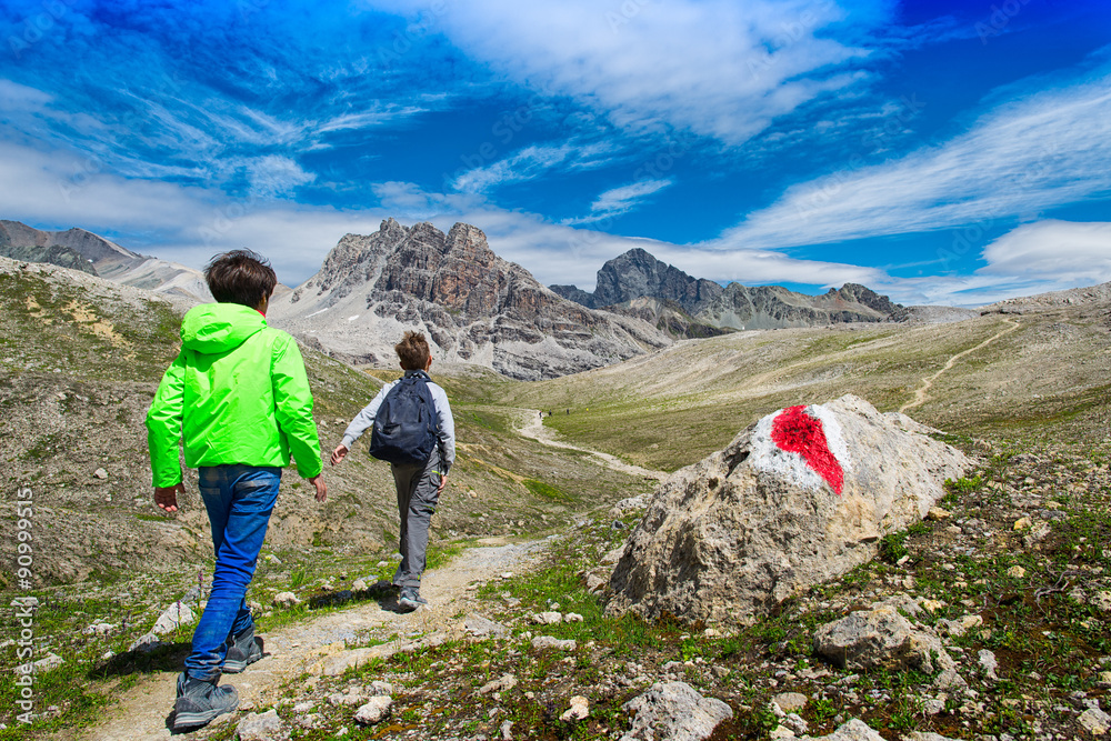 Fototapeta premium Children during a trek in the mountains