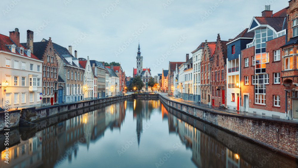 Fototapeta premium Plac Jana van Eycka nad wodami Spiegelrei w Brugii