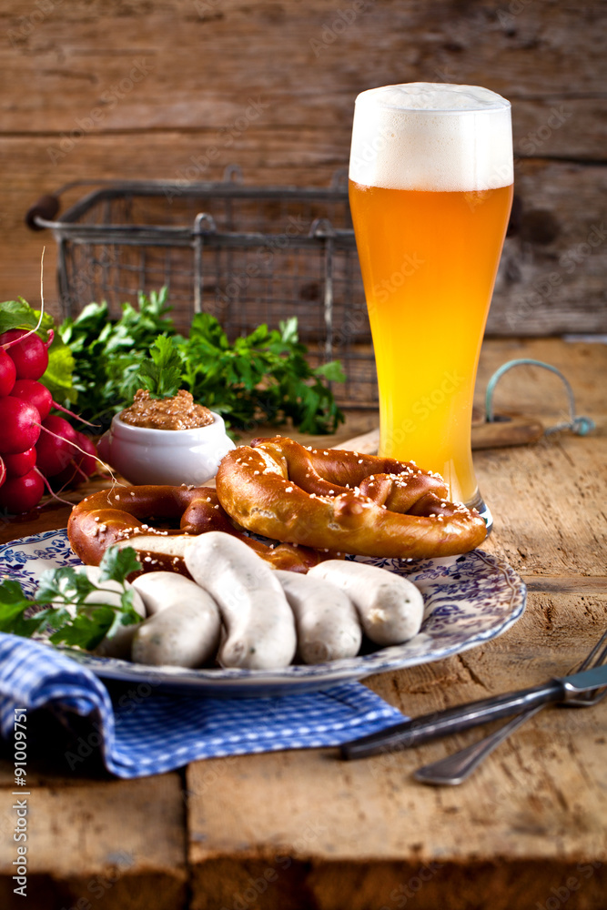 Oktoberfest weißwurste mit breze und bier