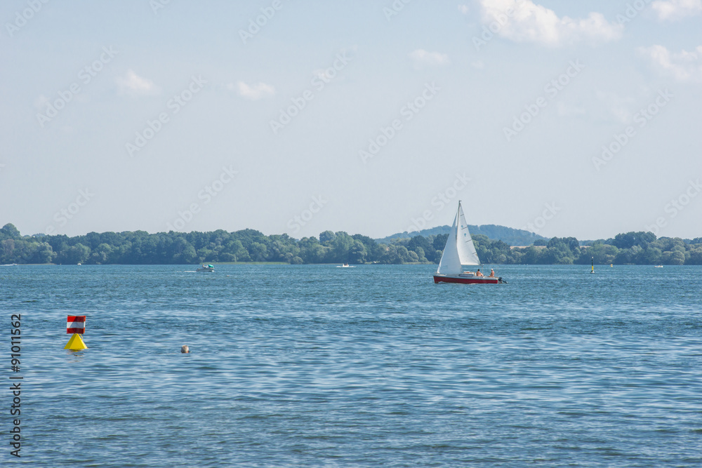 Fototapeta premium Segelboot, Motorboote und Badende, Boje, Schweriner Außensee, Mecklenburg-Vorpommern, Deutschland