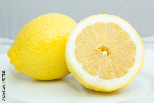 Фруктовая композиция (лимон). Крупный план
