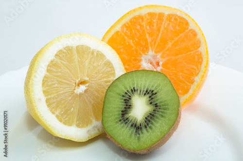 Фруктовая композиция ( апельсин, лимон, киви)