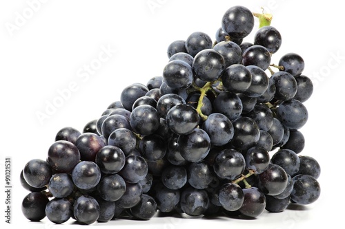 Weintrauben der Sorte Muscat Bleu isoliert auf weißem Hintergrund