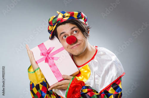 Obraz na płótnie Clown with giftbox in funny concept