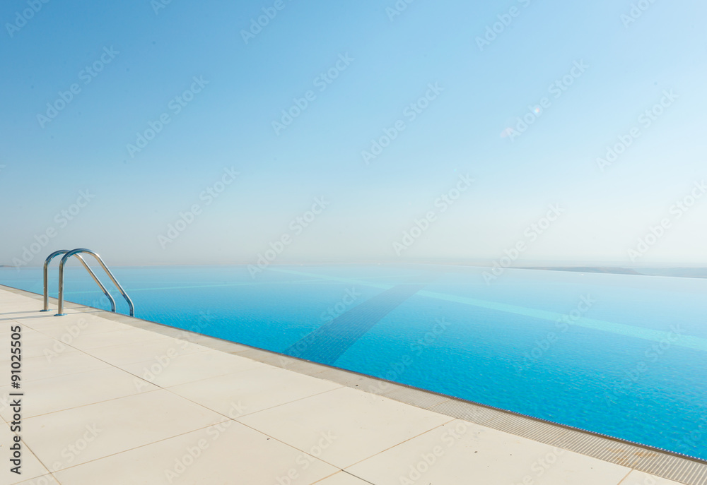 Obraz premium Infinity pool on the bright summer day