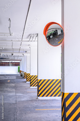 Φωτογραφία Traffic convex mirror at car park.