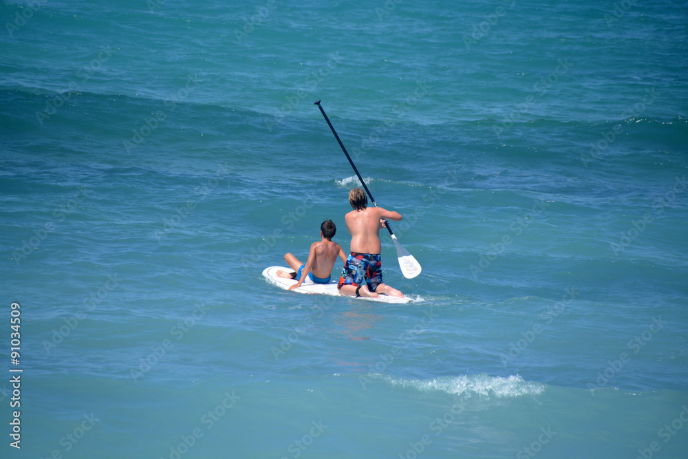 chicos practicando paddel surf