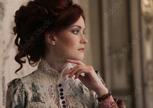 Foto beautiful woman standing in the palace room.