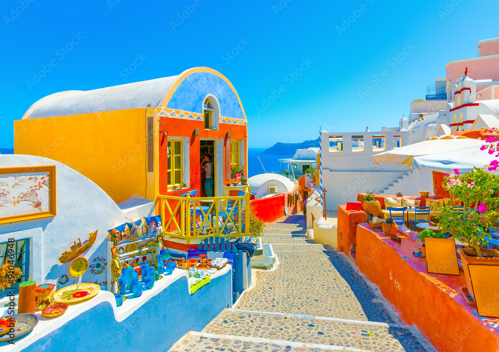 Fototapeta 3D Typowa kolorowa wąska uliczka grecka.  Doskonały wybór na fototapetę 3D