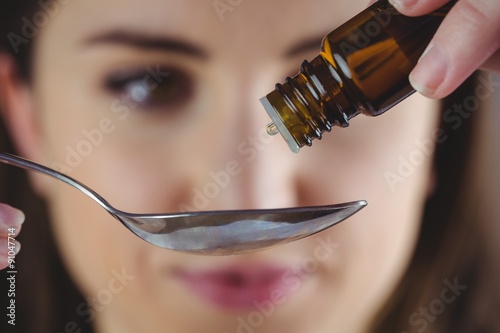 Quadro em tela Pretty woman taking alternative tincture