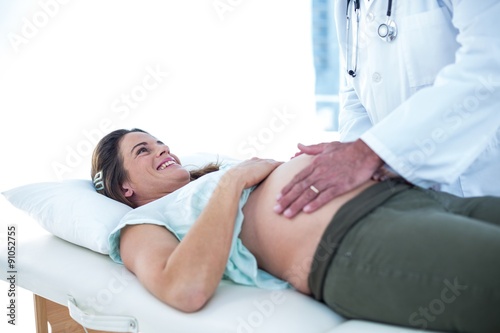 Valokuva Pregnant woman examined by doctor in clinic