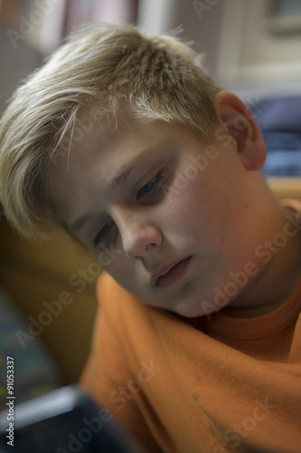 Teen mit Handy photo