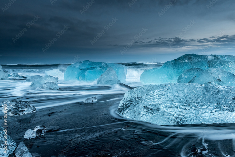 Fototapeta premium icebergs at crystal black beach in south Iceland