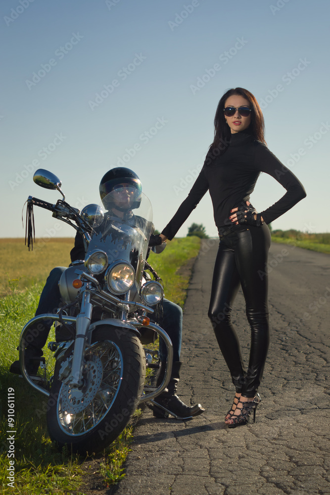 Obraz premium Girl votes hitchhiking on road
