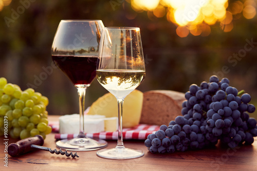 Fotografia Dwie szklanki białego i czerwonego wina