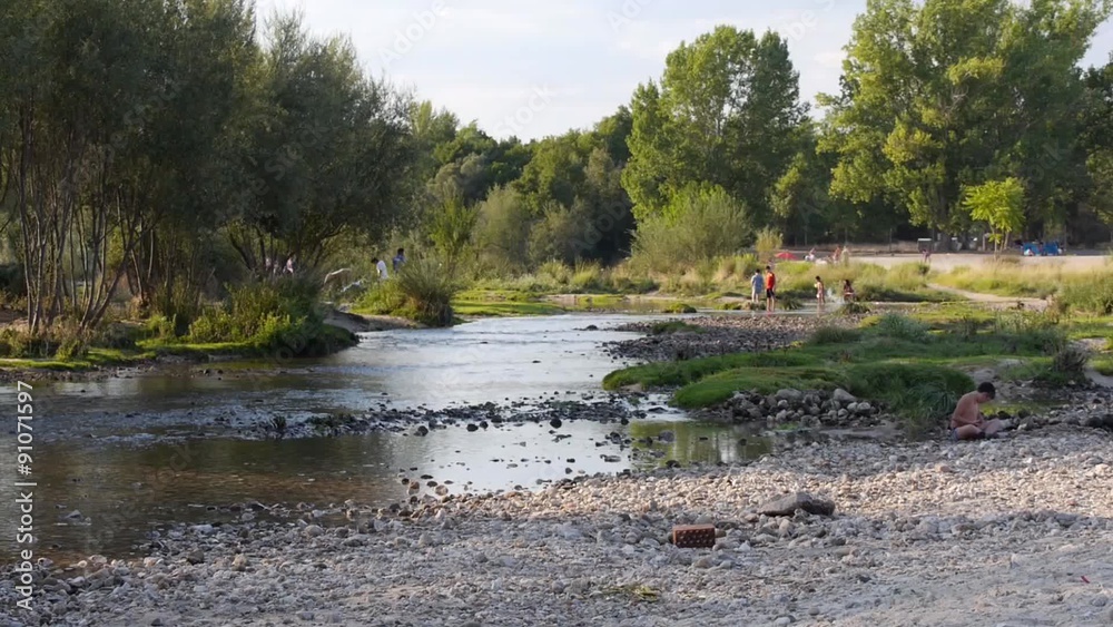 personas en un río