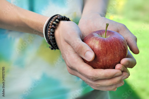 pomme rouge tenu dans les mains d'un jeune garçon