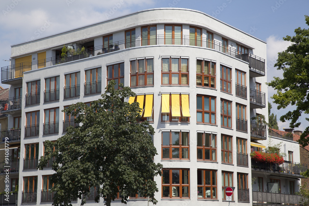 Fassade eines modernen Wohngebäudes in Hamburg, Deutschland Fassade eines modernen Wohngebäudes in Hamburg, Deutschland