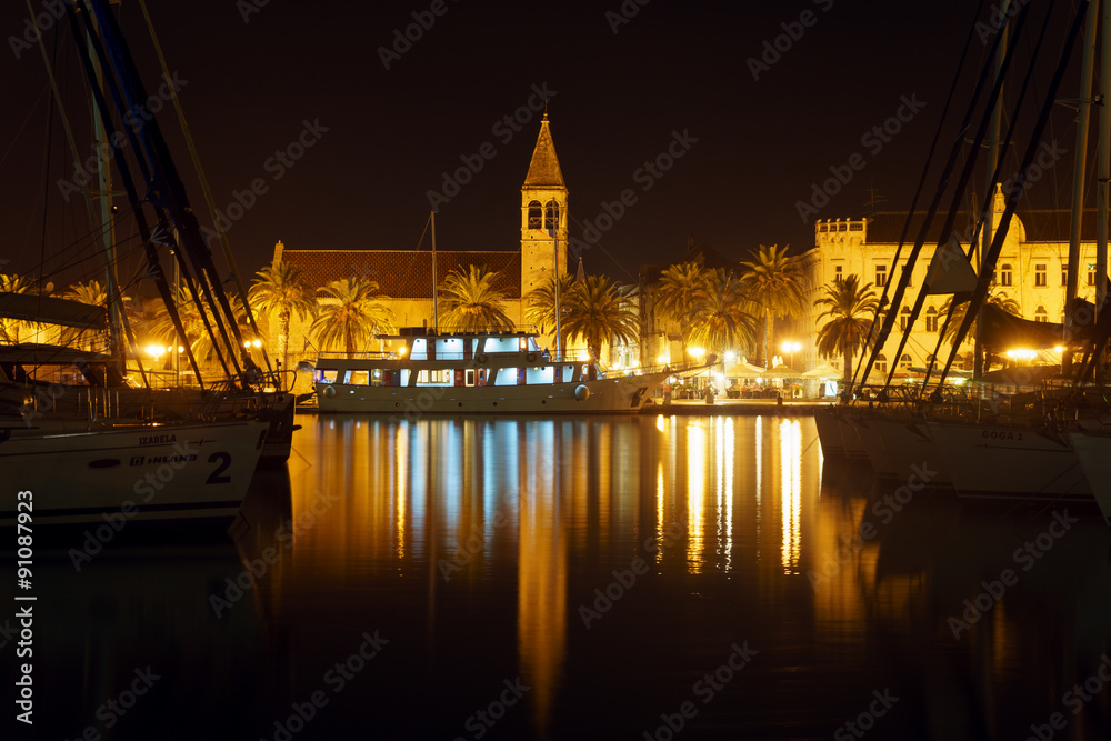 Obraz premium Trogir bei Nacht