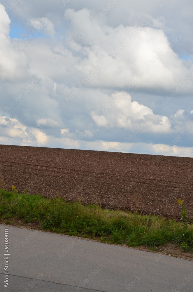 Ackerlandschaft mit schwarzen Wolken im Herbst Ackerlandschaft mit schwarzen Wolken im Herbst