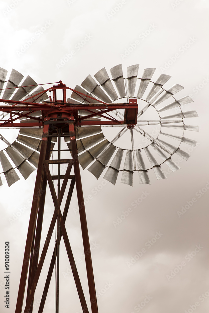 Windrad aus Metall mit Rotorflügeln Windrad aus Metall mit Rotorflügeln