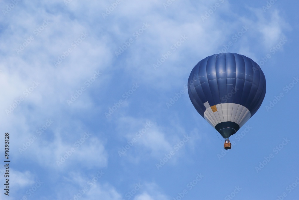 Fototapeta premium Heissluftballon am Himmel