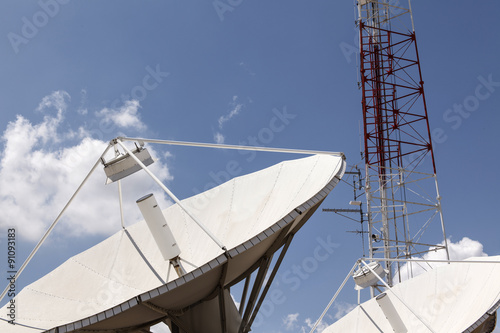 Radioteleskope mit Metallmast
