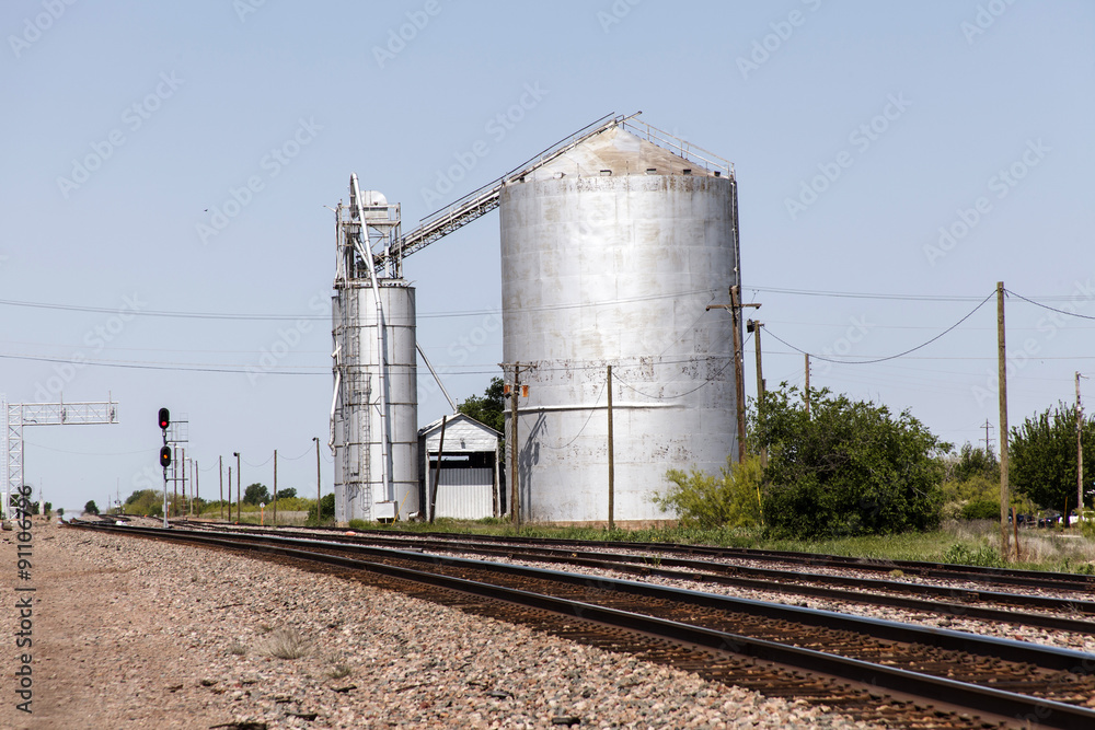 Bahnstrecke, doppelgleisig mit Silo Bahnstrecke, doppelgleisig mit Silo
