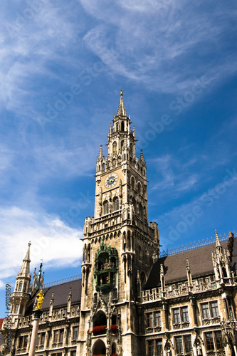 Rathaus und Himmel in M  nchen