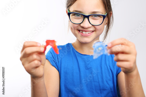 Dziewczynka z kolorowym aparatem ortodontycznym 