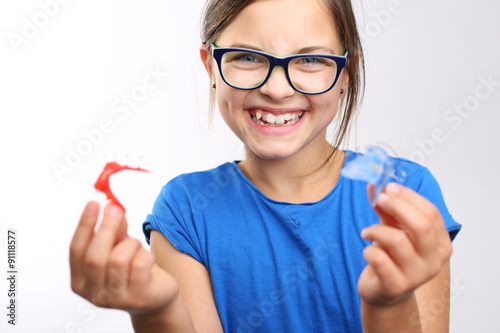 Sposób na proste zęby.Dziecko z aparatem ortodontycznym.