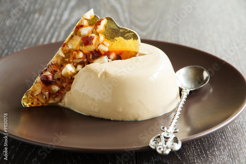 Фотография Coffee dessert panna cotta with peanut roasting.