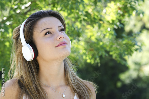 belle jeune fille écoutant de la musique avec un casque audio