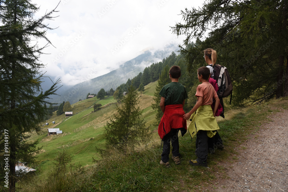 escursione in montagna relax prato bambini guardare il panorama 