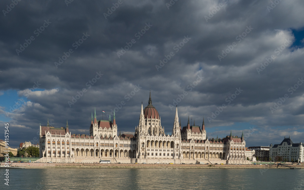 Obraz premium Parliament building in Budapest, Hungary in the evening