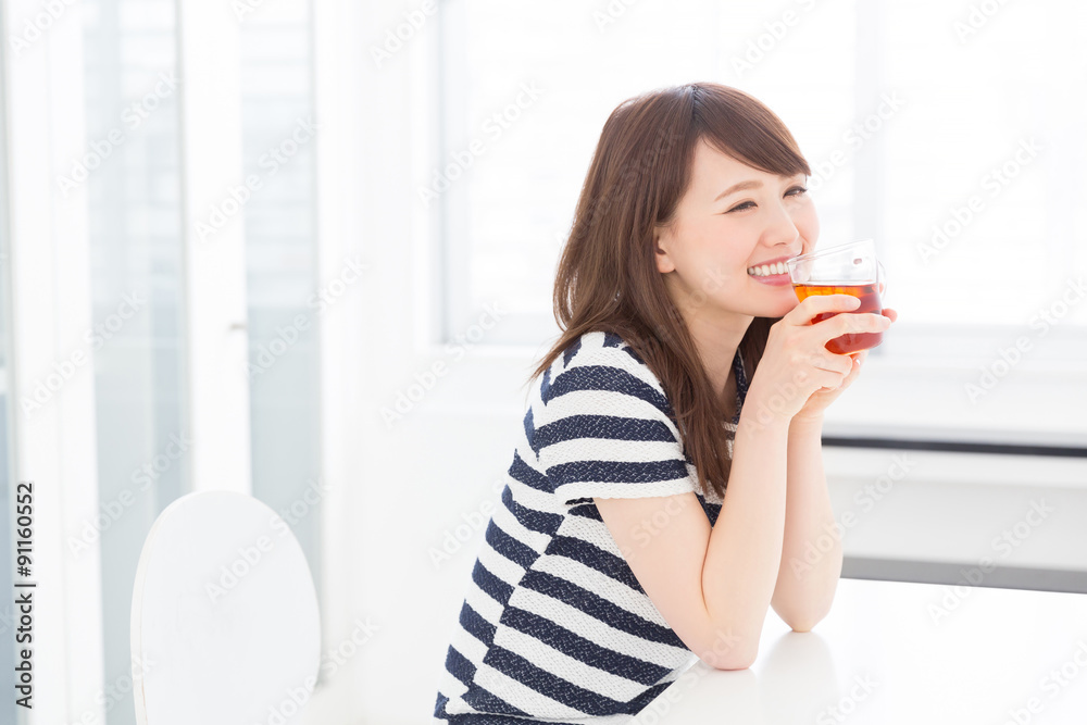 部屋でお茶を飲む女性 部屋でお茶を飲む女性
