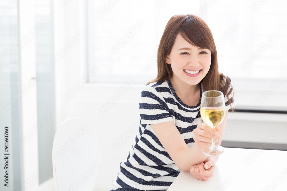 ワインを飲む女性