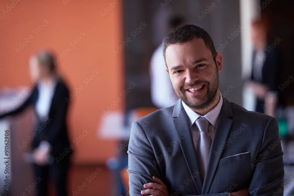Fototapeta premium portret młodego biznesmena w nowoczesnym biurze