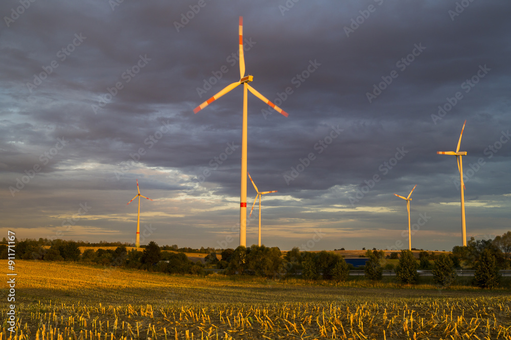 Wiatraki(turbiny wiatrowe) w świetle wschodzącego słońca Stock Photo