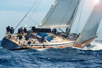 Fotobehang Zeilen Zeilboot in volle vaart regatta  © Federico Rostagno