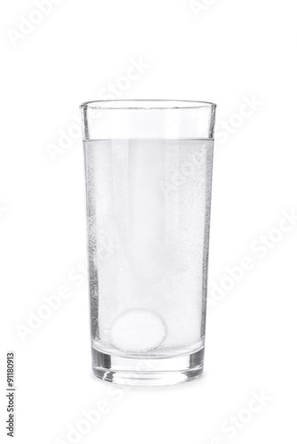Φωτογραφία Fizzy tablet in glass of water isolated on white
