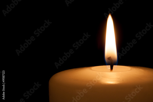 Tela Burning candle in the dark with copy space